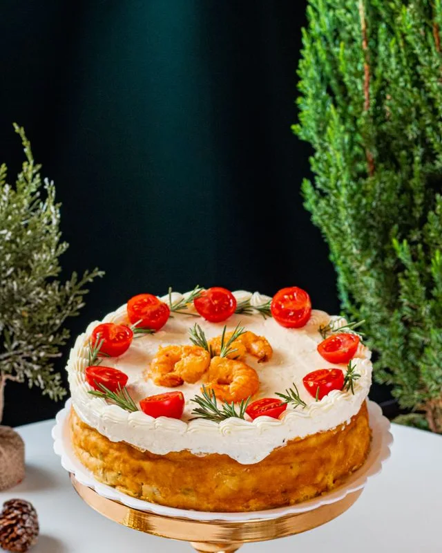 Quiche de camarão da Rôof decorada com tomates e alecrim