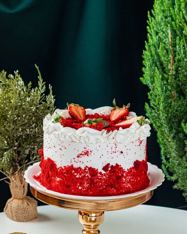Torta Red Velvet da Rôof com morangos e selo da marca