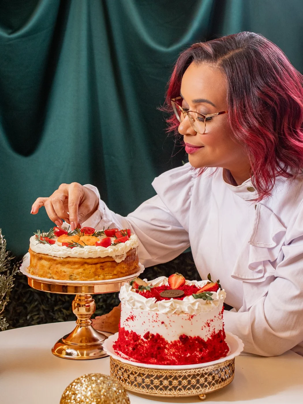 Rosi França decorando uma quiche ao lado da torta red velvet na Rôof